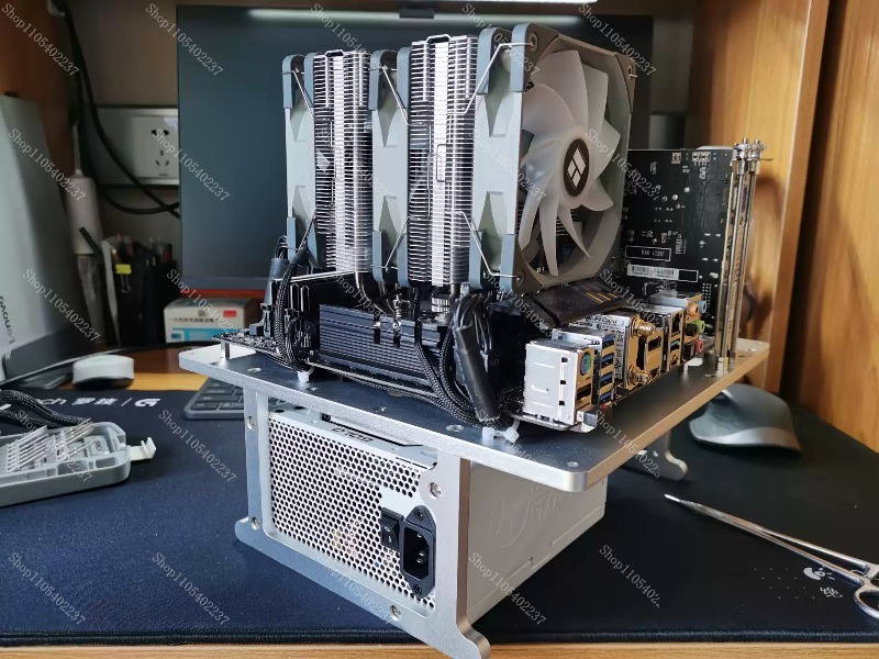 Aluminum Open Frame Test Bench Water Cooling - オープンフレーム式、全アルミニウム製PCテストベンチ。MATXマザーボードに対応、サイズは245×245。ハードウェアテスト用の水冷オープンシャーシ。